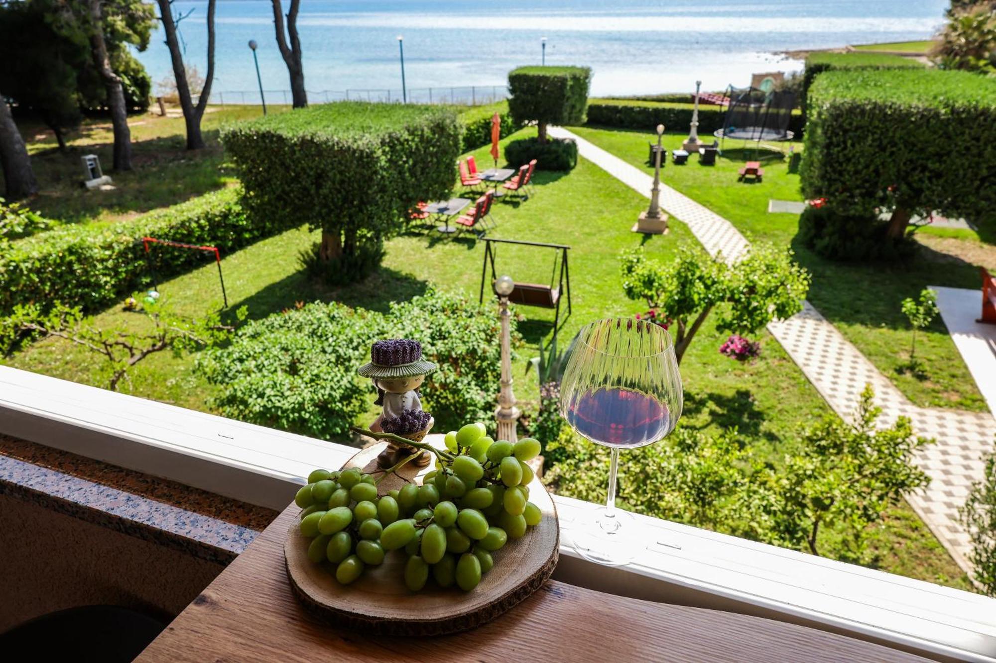 Apartments Becky On A Sandy Beach Without Crowd Sukošan Exterior foto